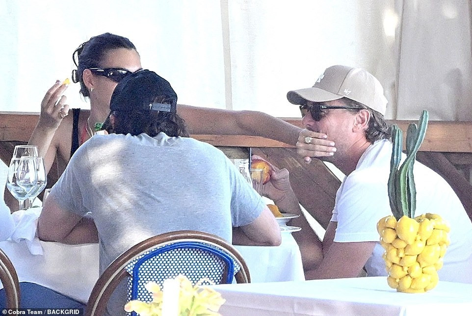 Leonardo là một trong những diễn viên đào hoa nhất nhì Hollywood, đến mức còn thiết lập quy tắc bất thành văn là chỉ hẹn hò với phụ nữ dưới 25 tuổi. Tuy nhiên, Vittoria trở thành ngoại lệ khi đã qua sinh nhật 26 tuổi. Nhiều người tò mò cô có phải bến đỗ cuối cùng của Leo không.