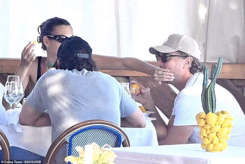 Leonardo là một trong những diễn viên đào hoa nhất nhì Hollywood, đến mức còn thiết lập quy tắc bất thành văn là chỉ hẹn hò với phụ nữ dưới 25 tuổi. Tuy nhiên, Vittoria trở thành ngoại lệ khi đã qua sinh nhật 26 tuổi. Nhiều người tò mò cô có phải bến đỗ cuối cùng của Leo không.