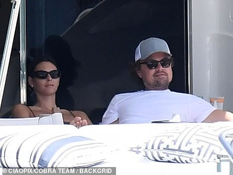 Giây phút thảnh thơi ngắm nhìn biển của đôi tình nhân trên du thuyền.