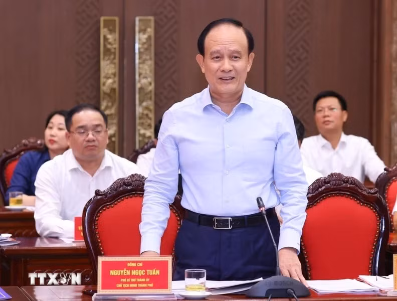 Ông Nguyễn Ngọc Tuấn, Phó Bí thư Thành ủy, Chủ tịch HĐND thành phố Hà Nội báo cáo tại buổi làm việc. Ảnh: Văn Điệp/TTXVN Ông Nguyễn Ngọc Tuấn, Phó Bí thư Thành ủy, Chủ tịch HĐND thành phố Hà Nội báo cáo tại buổi làm việc. Ảnh: Văn Điệp/TTXVN