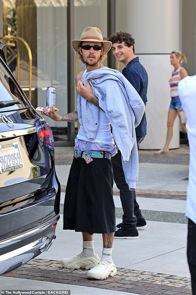 Justin lôi thôi với phong cách tụt quần quen thuộc. Ảnh: BackGrid. Justin lôi thôi với phong cách tụt quần quen thuộc. Ảnh: BackGrid.