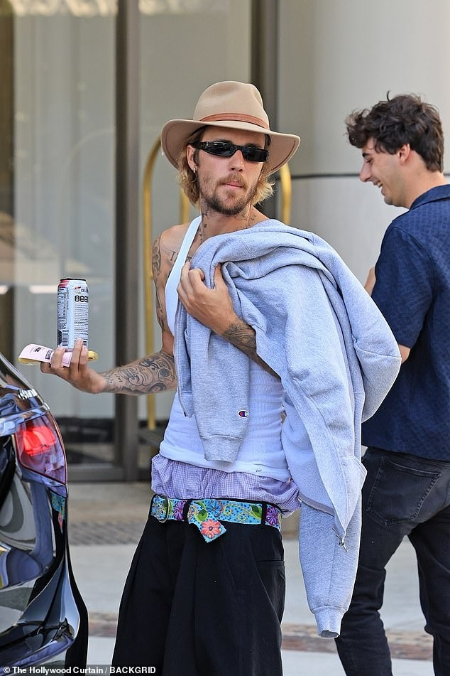 Justin lôi thôi với phong cách tụt quần quen thuộc. Ảnh: BackGrid. Justin lôi thôi với phong cách tụt quần quen thuộc. Ảnh: BackGrid.