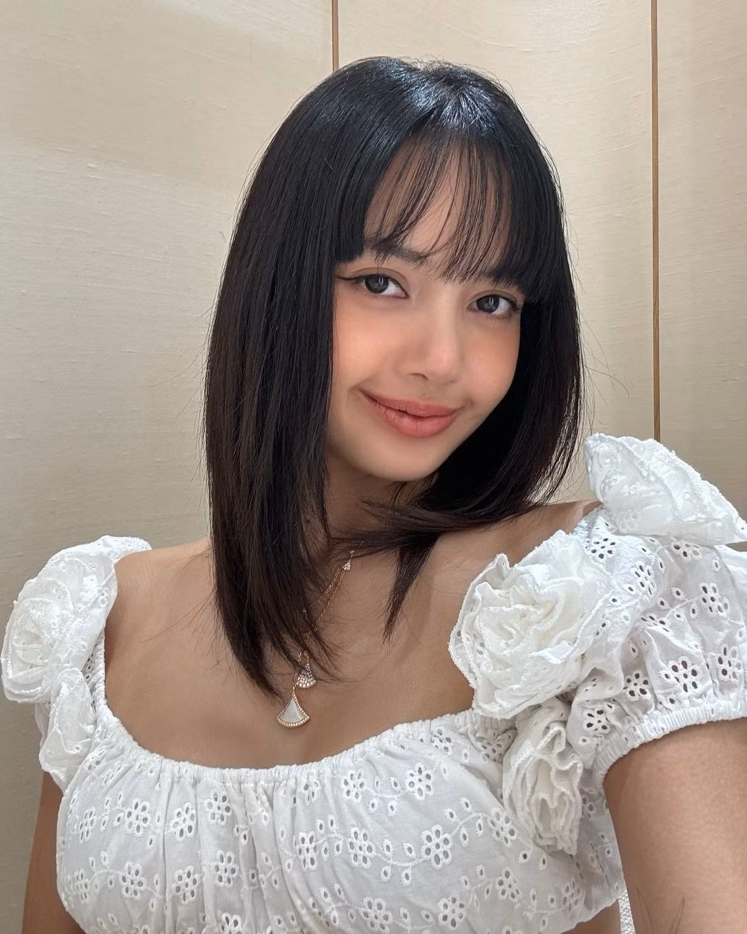 Lisa gây bão mạng với chiếc áo theo phong cách underboob. Ảnh: IG.