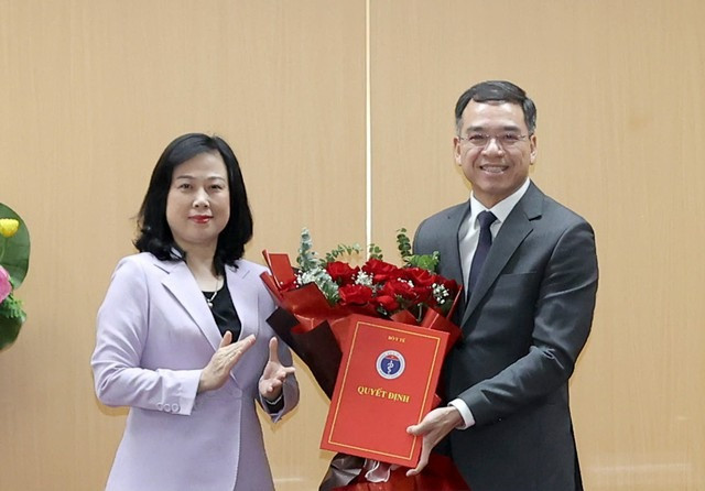 Bộ trưởng Bộ Y tế Đào Hồng Lan trao quyết định điều động, bổ nhiệm ông Hà Anh Đức. Ảnh: NLĐ. Bộ trưởng Bộ Y tế Đào Hồng Lan trao quyết định điều động, bổ nhiệm ông Hà Anh Đức. Ảnh: NLĐ.
