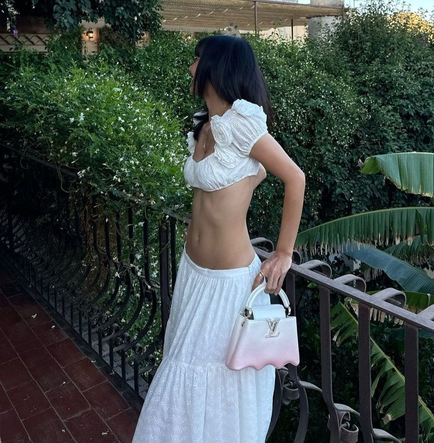 Lisa nổi bật với bộ cánh thanh lịch, nữ tính nhưng không kém phần bạo dạn. Ảnh: IG.