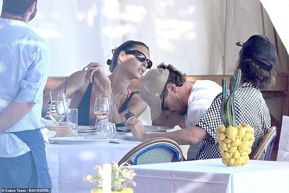 Leonardo là một trong những diễn viên đào hoa nhất nhì Hollywood, đến mức còn thiết lập quy tắc bất thành văn là chỉ hẹn hò với phụ nữ dưới 25 tuổi. Tuy nhiên, Vittoria trở thành ngoại lệ khi đã qua sinh nhật 26 tuổi. Nhiều người tò mò cô có phải bến đỗ cuối cùng của Leo không.