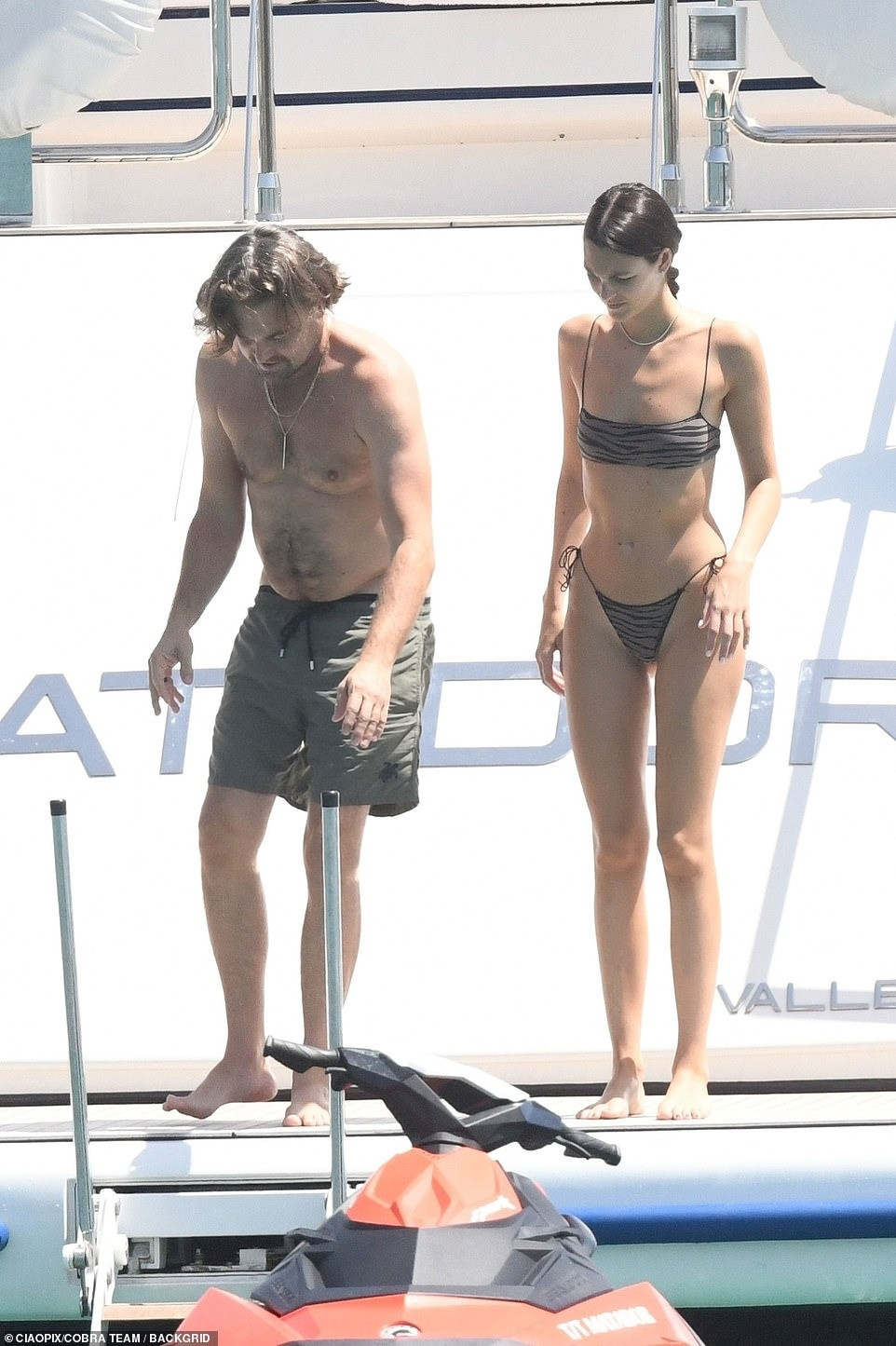 Trong ảnh, Leonardo để ngực trần, mặc quần short màu xanh quân đội. Tài tử Titanic giảm phong độ nhiều so với thời trai trẻ. Hiện tại, anh sở hữu ngoại hình đúng chuẩn người đàn ông trung niên 50 tuổi có &quot;bụng bia&quot;. Điều này càng khiến anh có sự chênh lệch lớn với bạn gái kém 24 tuổi.