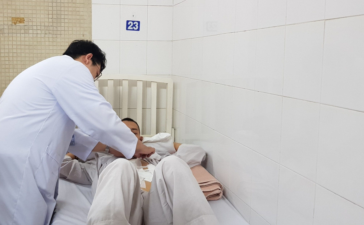 Đi khám vì bụng chướng, bệnh nhân tá hỏa khi bác sĩ ‘lôi ra’ 3 khối u ảnh 2