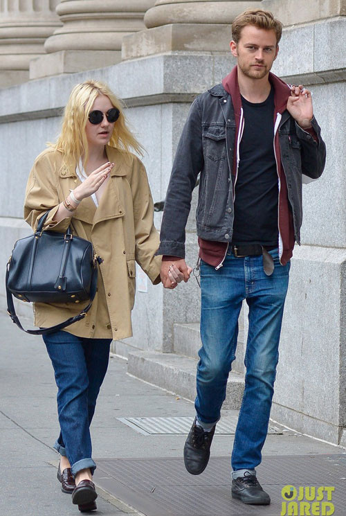 Dakota Fanning dạo phố cùng bạn trai trong bộ trang phục đơn giản, năng động. Cô nàng chọn một chiếc áo khoác style quân đội phù hợp với tiết trời se lạnh