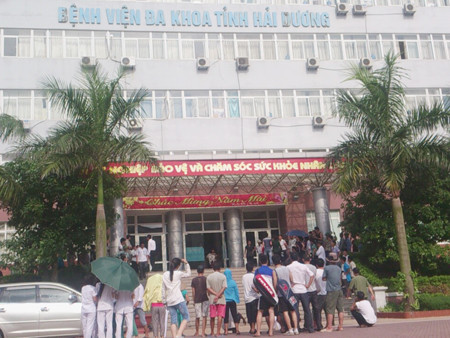 Đông đảo người dân tới theo dõi vụ việc tại Bệnh viện Đa khoa tỉnh Hải Dương chiều 29/8. Ảnh: Tuấn Nguyễn. Đông đảo người dân tới theo dõi vụ việc tại BV đa khoa tỉnh Hải Dương chiều 29/8. Ảnh: Tuấn Nguyễn