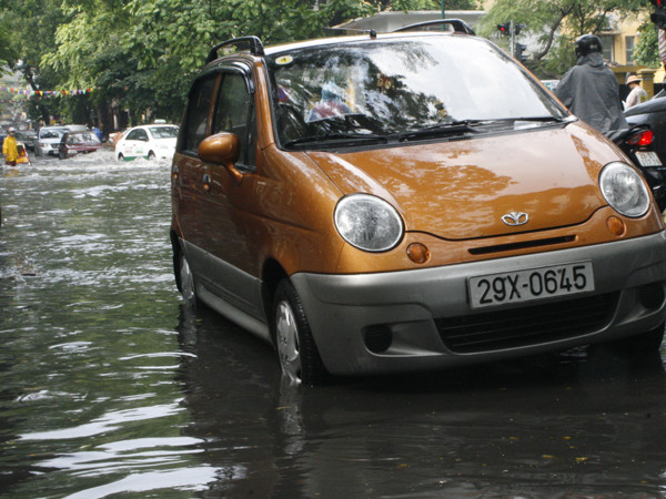 Ô tôt chết máy trên phố Phân Bội Châu