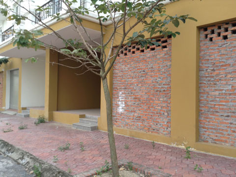 Gara và những căn hộ chưa hoàn thành được bịt kín để tránh đột nhập .