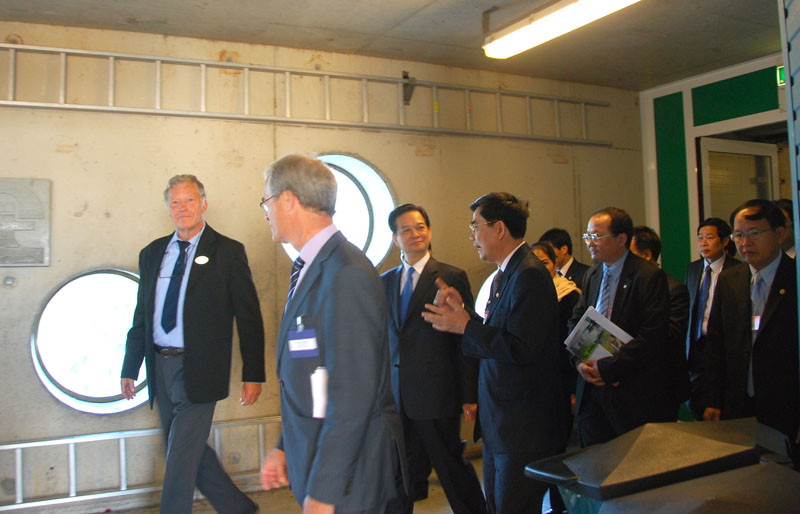 Trong lòng đê thênh thang, Thủ tướng cùng phu nhân và các thành viên nghe giới thiệu về công trình tốn phí 12 tỷ EURO