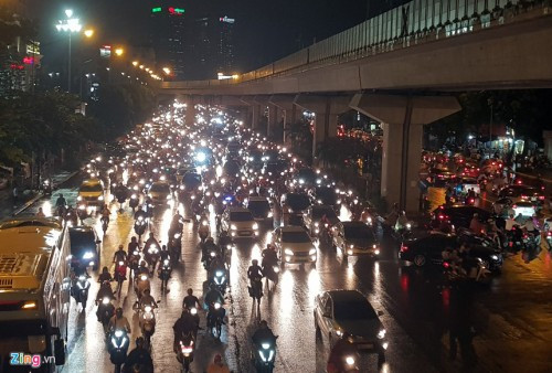 Nhiều tuyến phố Hà Nội ngập kinh hoàng, đường sá kẹt cứng sau mưa lớn ảnh 7