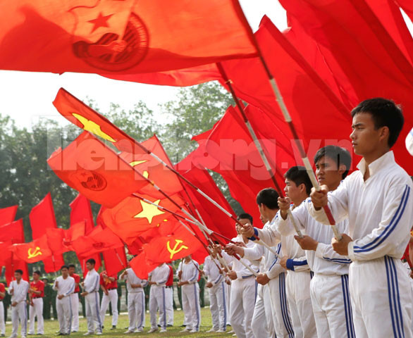 Cờ Đảng, cờ Tổ quốc, cờ Đoàn tung bay trong nắng mới