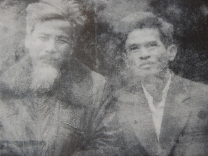 Nhà văn Nguyên Hồng (trái) với ông Mai Thúc Lân năm 1980 Nhà văn Nguyên Hồng (trái) với ông Mai Thúc Lân năm 1980