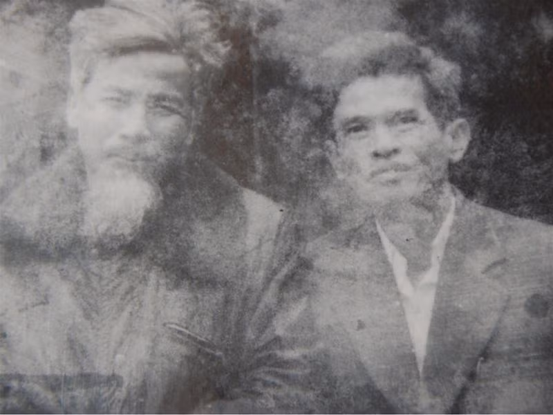 Nhà văn Nguyên Hồng (trái) với ông Mai Thúc Lân năm 1980 Nhà văn Nguyên Hồng (trái) với ông Mai Thúc Lân năm 1980