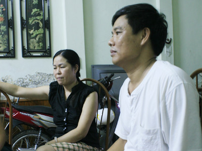 Phi công Trần Huy Hà và “sân bay” (vợ) của anh. Phi công Trần Huy Hà và “sân bay” (vợ) của anh