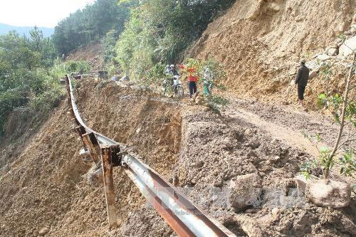 Một điểm sạt lở tại khu du lịch Mẫu Sơn. Ảnh: TTXVN. Một điểm sạt lở tại khu du lịch Mẫu Sơn. Ảnh: TTXVN