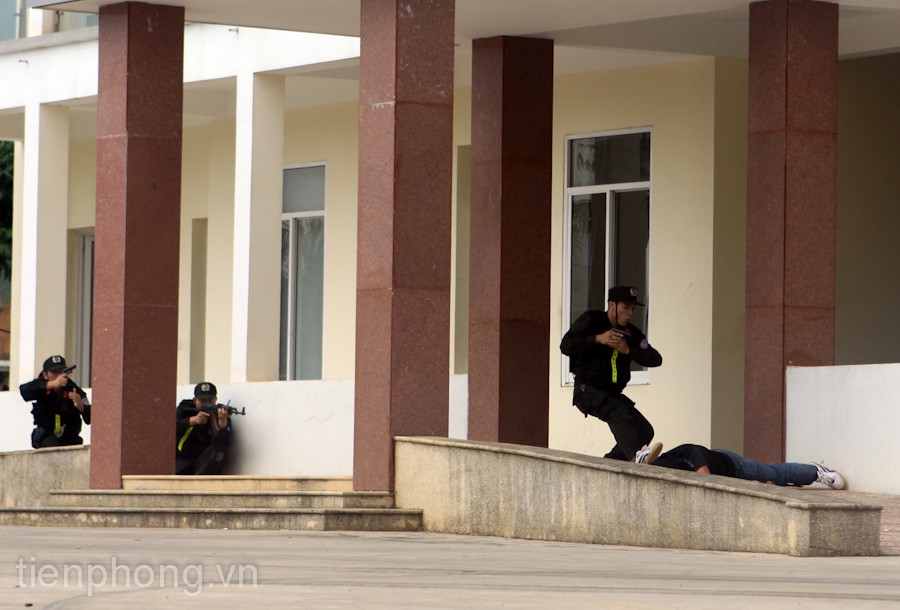  LL chống khủng bố áp sát nơi cố thủ của bọn khủng bố.