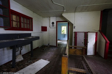 Một phòng bếp bụi bặm, đã từ hàng chục năm nay nó không có người sử dụng. Một phòng bếp bụi bặm, đã từ hàng chục năm nay nó không có người sử dụng