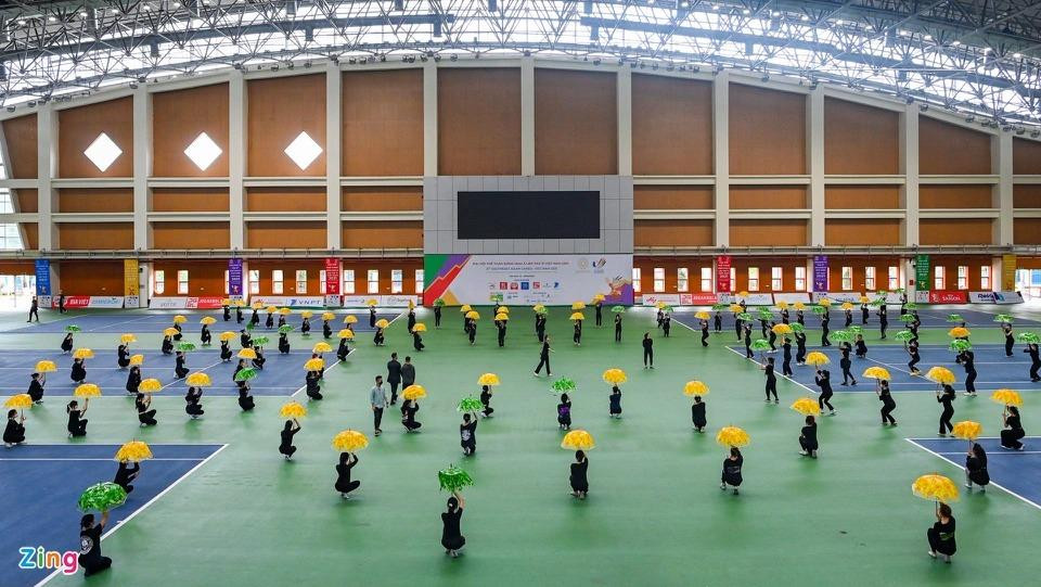 Bài múa Sen xuất hiện cuối cùng trong lễ tập dượt. Với ý tưởng sen vươn mình giữa bùn, bài múa thể hiện sự dẻo dai của cá nhân mỗi diễn viên cùng khả năng di chuyển nhất quán dựa trên tổng thể. Bài múa Sen xuất hiện cuối cùng trong lễ tập dượt. Với ý tưởng sen vươn mình giữa bùn, bài múa thể hiện sự dẻo dai của cá nhân mỗi diễn viên cùng khả năng di chuyển nhất quán dựa trên tổng thể.