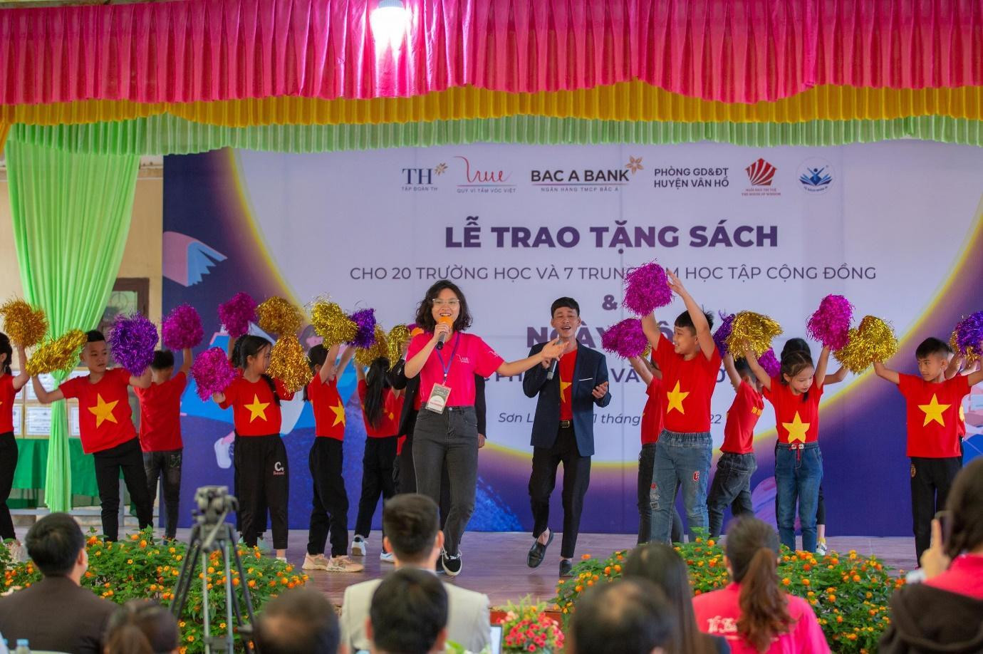 TNV và giáo viên, học sinh trường tiểu học Chiềng Khoa cùng nhau giao lưu văn nghệ trong tiết mục “Việt Nam ơi”