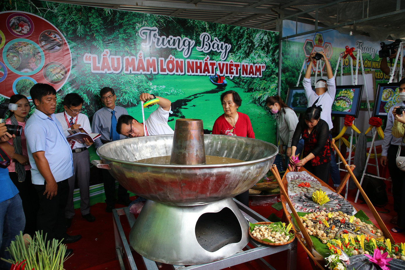 “Lẩu mắm” được xác nhận kỷ lục lớn nhất Việt Nam.