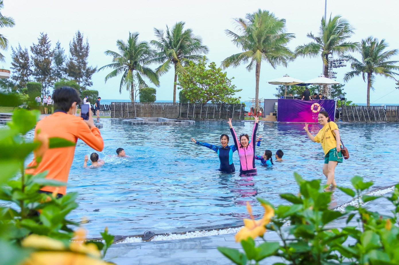 Du khách giải nhiệt mùa hè ở bể bơi nước mặn lớn nhất Việt Nam tại FLC Sầm Sơn.