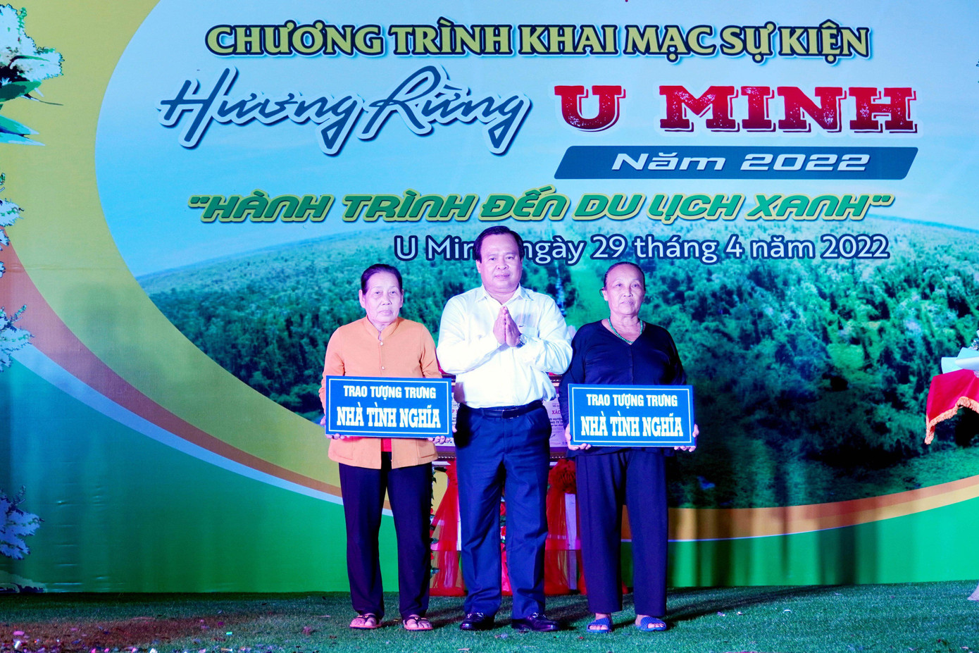 Ông Nguyễn Minh Luân – Phó Chủ tịch UBND tỉnh Cà Mau trao tặng 2 căn nhà cho 2 hộ có hoàn cảnh khó khăn trên địa bàn.