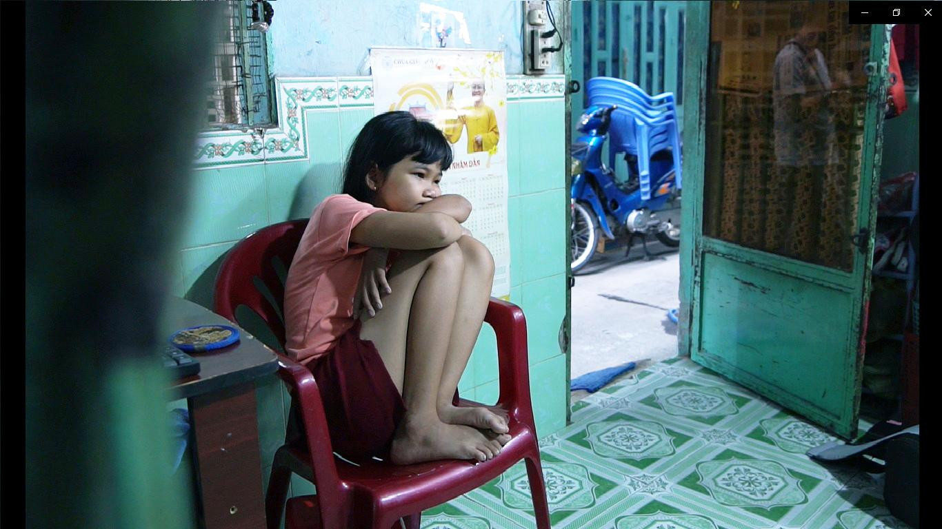 Thúy Quyên ngồi nhớ ba và nghĩ về tương lai sẽ phải nghỉ học để đi làm