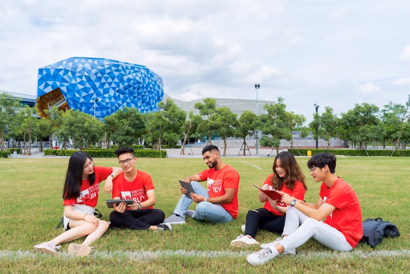 BUV cung cấp môi trường học tập chuẩn quốc tế với khuôn viên có tổng vốn đầu tư lên đến 80 triệu USD tích hợp nhiều công nghệ giáo dục hiện đại.