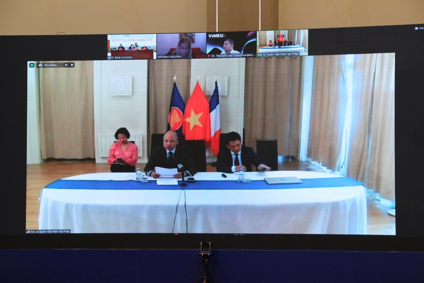 Ông Đinh Toàn Thắng tại điểm cầu ở Pháp