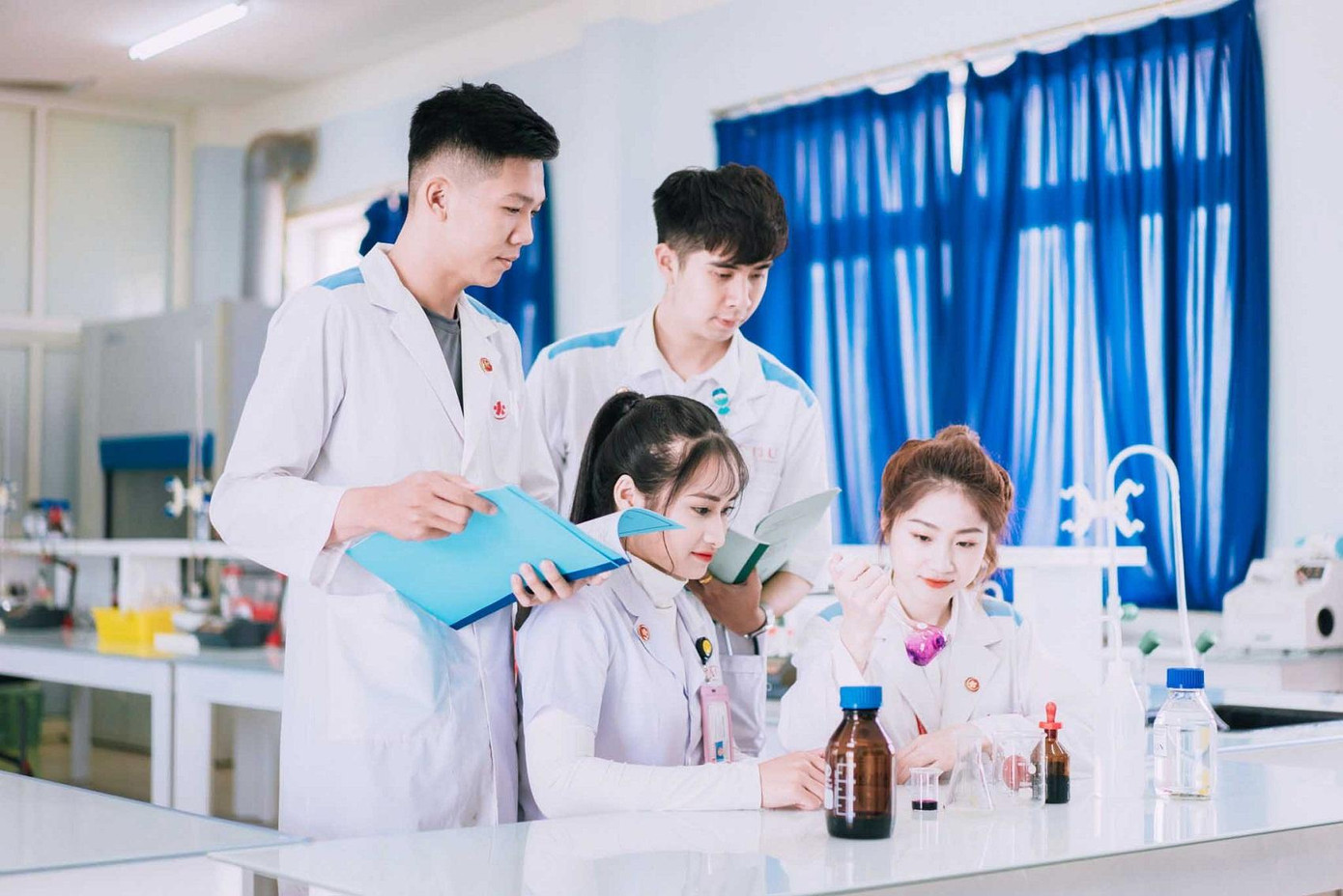 Các sinh viên trường ĐH Buôn Ma Thuột tiết thực hành