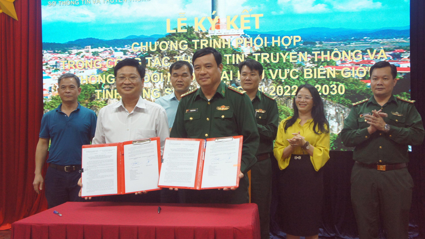 Đại diện lãnh đạo Sở TT&amp;TT và Bộ Chỉ huy BĐBP Lạng Sơn cam kết thực hiện tốt Biên bản ký kết -Ảnh: Duy Chiến