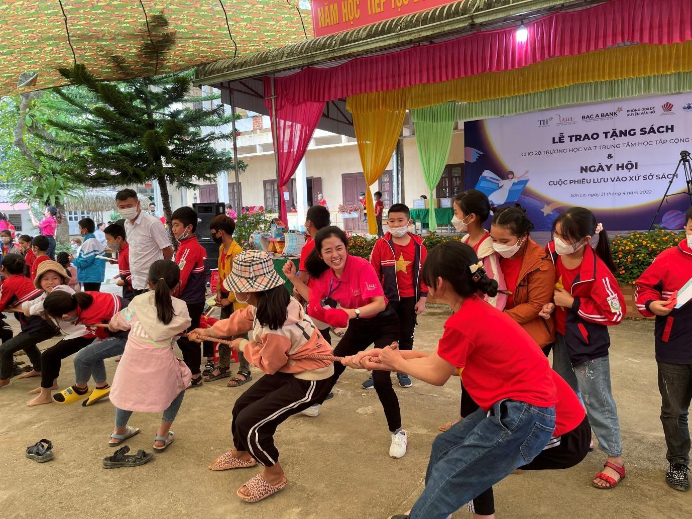 Ngoài các hoạt động liên quan đến sách, các bạn nhỏ còn thỏa sức vui chơi với 3 trò chơi dân gian đó là kéo co, nhảy bao bố và bịt mắt đánh trống. Bạn Nguyễn Thị Việt - TNV phụ trách cho biết:“Mình tham gia chương trình này vì tình yêu với các bạn nhỏ, các bạn rất hồn nhiên và đáng yêu. Gian kéo co của mình rất sôi động và mình có thể nhìn thấy sự đoàn kết của các bạn nhỏ với các thầy cô trong trò chơi này! Mình thấy may mắn khi được tham gia hoạt động này để góp phần lan tỏa yêu thương và yêu đọc sách đến các bạn nhỏ nhiều hơn.”