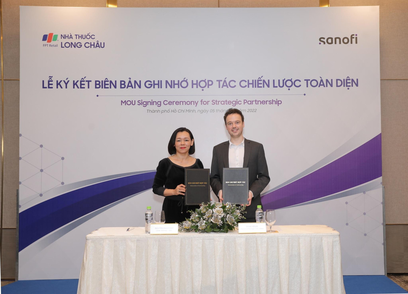 Với sự hợp tác chiến lược toàn diện, FPT Long Châu và Sanofi CHC được kỳ vọng sẽ đồng hành đồng hành cùng người tiêu dùng, bệnh nhân và gia đình trên hành trình cải thiện chất lượng cuộc sống. Với sự hợp tác chiến lược toàn diện, FPT Long Châu và Sanofi CHC được kỳ vọng sẽ đồng hành đồng hành cùng người tiêu dùng, bệnh nhân và gia đình trên hành trình cải thiện chất lượng cuộc sống.