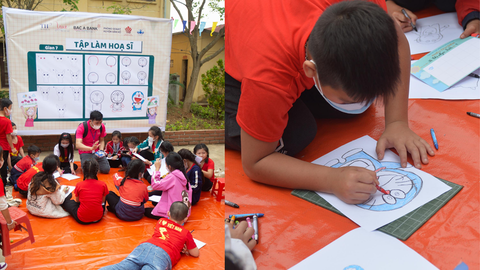 Sau khi tham gia các trò chơi “Gấp sổ mini”, “Làm đánh dấu sách”, Minh - một học sinh lớp 3 trường Tiểu học Chiềng Khoa phấn khích khoe thành phẩm vẽ được tại gian “Tập làm họa sỹ” và nói: “Tranh này con sẽ đem về treo vì con rất thích ạ. Hôm nay các chị hướng dẫn con chơi rất vui. Con đổi được rất nhiều quà. Con không thấy mệt tý nào ạ”