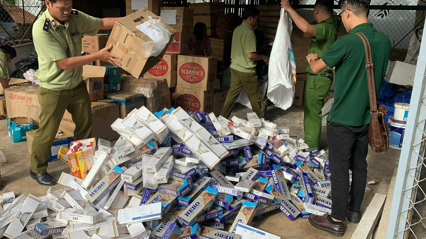 Hàng nghìn bao thuốc lá nhập lậu không có hóa đơn, giấy tờ chứng minh nguồn gốc, xuất xứ được các đối tượng buôn lậu đưa vào tiêu thụ tại thị trường nội địa bằng nhiều hình thức tinh vi. Hàng nghìn bao thuốc lá nhập lậu không có hóa đơn, giấy tờ chứng minh nguồn gốc, xuất xứ được các đối tượng buôn lậu đưa vào tiêu thụ tại thị trường nội địa bằng nhiều hình thức tinh vi.