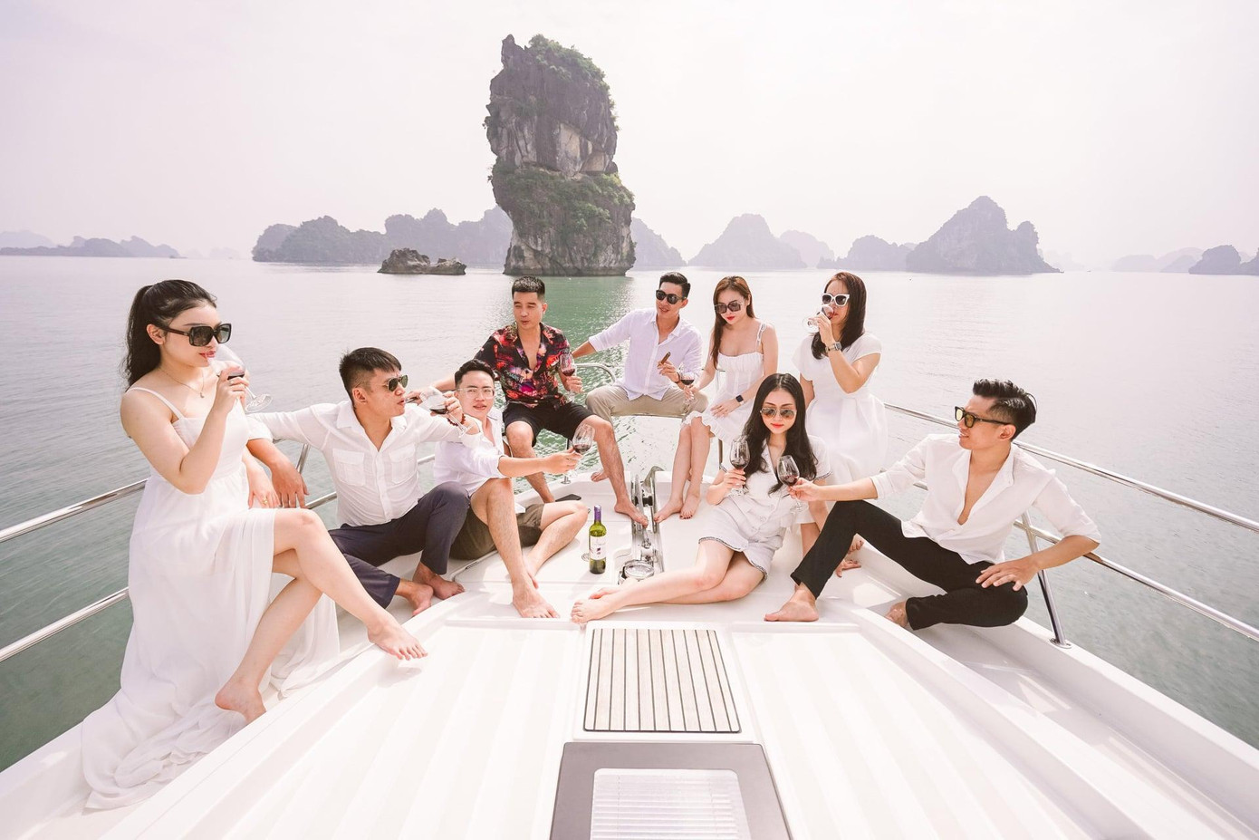 Tận hưởng vẻ đẹp mê hồn của non nước, mây trời trên du thuyền là một trong những trải nghiệm độc đáo nhất khi đến với Hạ Long (Ảnh: FLC Yacht Club)