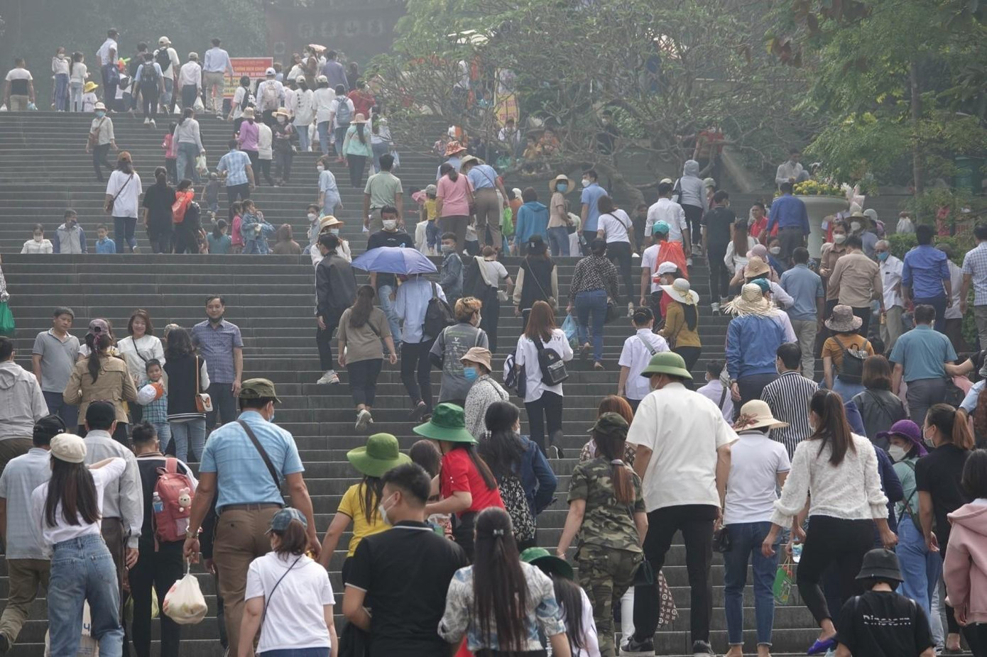 Hàng vạn người đến Đền Hùng dịp giỗ Tổ. Hàng vạn người đến Đền Hùng dịp giỗ Tổ.