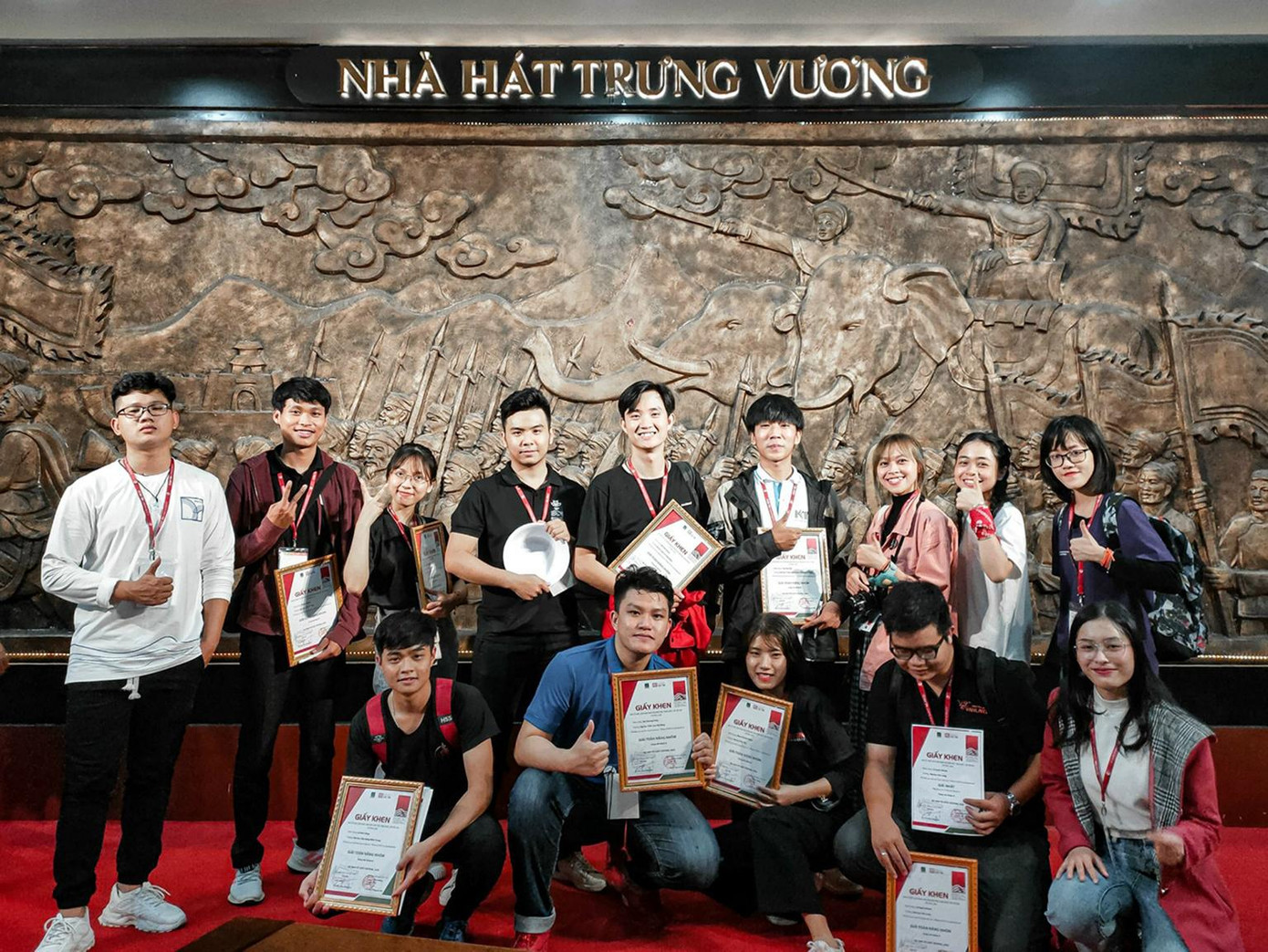 Hoàng Thị Duyên (thứ 3 từ trái sang hàng đứng) vui vẻ chụp ảnh cùng bạn bè Hoàng Thị Duyên (thứ 3 từ trái sang hàng đứng) vui vẻ chụp ảnh cùng bạn bè