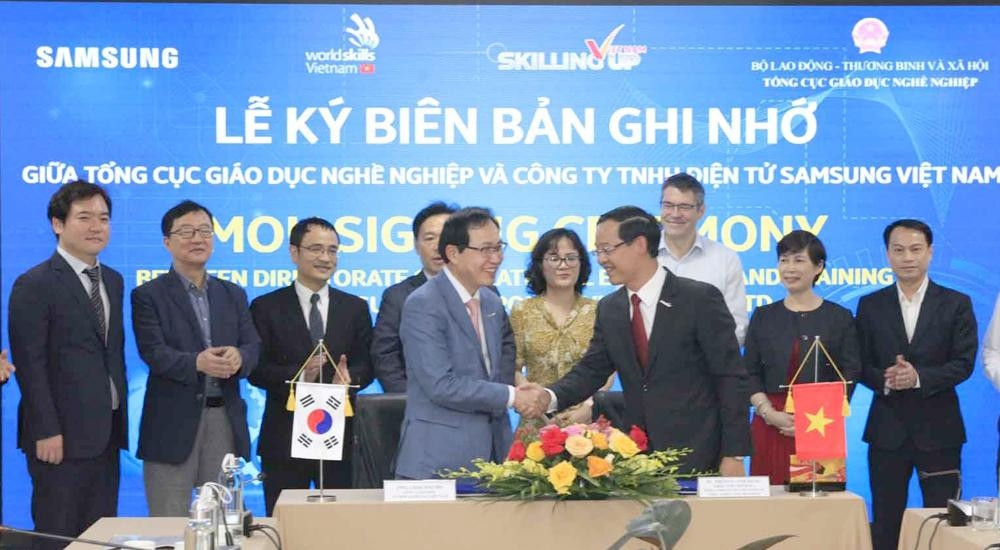 Lãnh đạo Tổng cục Giáo dục nghề nghiệp và Samsung ký biên bản ghi nhớ hỗ trợ đào tạo và đưa thí sinh Việt Nam dự Kỳ thi Tay nghề thế giới lần thứ 46. Lãnh đạo Tổng cục Giáo dục nghề nghiệp và Samsung ký biên bản ghi nhớ hỗ trợ đào tạo và đưa thí sinh Việt Nam dự Kỳ thi Tay nghề thế giới lần thứ 46.