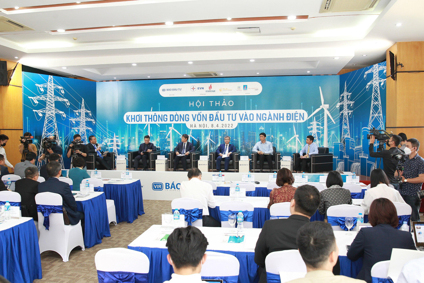 Theo các chuyên gia, nếu tình hình giá nhiên liệu sơ cấp vẫn leo thang như hiện nay thì việc cân đối đầu vào và bán điện sẽ cực kỳ khó khăn