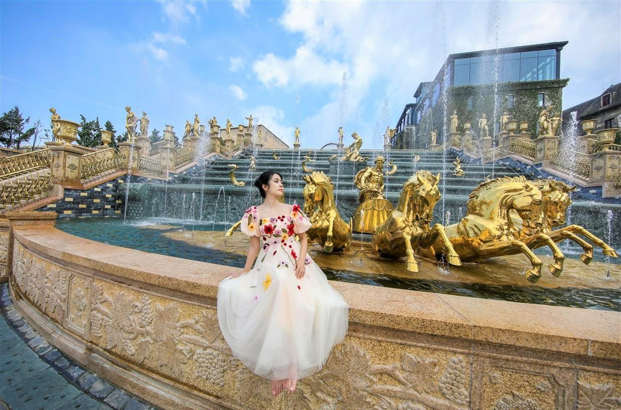 Du khách thích thú khám phá và chụp ảnh tại công trình mới của Sun World Ba Na Hills