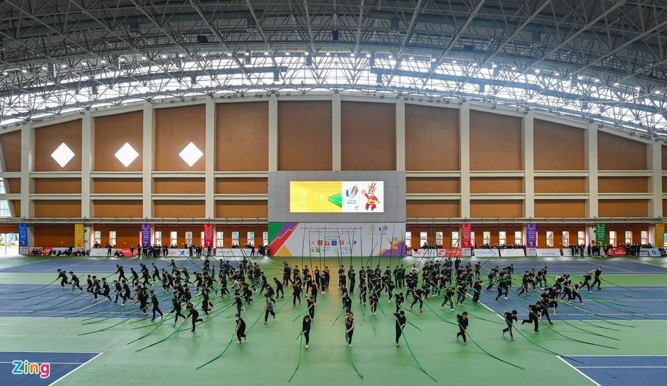 Hơn 1.000 diễn viên múa tham dự lễ khai mạc, tới từ các học viện nghệ thuật từ địa phương đến trung ương như trường Văn hoá Nghệ thuật Quân đội, đoàn văn công Quân khu 1, đoàn múa Nhà hát nhạc vũ kịch Việt Nam VNOB, đoàn múa Nhà hát Ca múa nhạc Dân gian Việt Bắc, đoàn nghệ thuật ASP, đoàn múa Nhà hát múa rối Thăng Long. Mỗi tác phẩm nhỏ là sự kết hợp của hơn 200 diễn viên. Lễ khai mạc SEA Games 31 dự kiến diễn ra từ 19h đến 21h ngày 12/5 tại sân vận động quốc gia Mỹ Đình. Tổng đạo diễn Trần Ly Ly tiết lộ: "Lễ khai mạc sẽ trình chiếu văn hóa Việt Nam với nghệ thuật đại cảnh cùng khối lượng lớn những hình ảnh biểu tượng, để mô tả đất nước Việt Nam giàu bản sắc, lay động lòng người, thân thiện và cởi mở". Hơn 1.000 diễn viên múa tham dự lễ khai mạc, tới từ các học viện nghệ thuật từ địa phương đến trung ương như trường Văn hoá Nghệ thuật Quân đội, đoàn văn công Quân khu 1, đoàn múa Nhà hát nhạc vũ kịch Việt Nam VNOB, đoàn múa Nhà hát Ca múa nhạc Dân gian Việt Bắc, đoàn nghệ thuật ASP, đoàn múa Nhà hát múa rối Thăng Long. Mỗi tác phẩm nhỏ là sự kết hợp của hơn 200 diễn viên. Lễ khai mạc SEA Games 31 dự kiến diễn ra từ 19h đến 21h ngày 12/5 tại sân vận động quốc gia Mỹ Đình. Tổng đạo diễn Trần Ly Ly tiết lộ: "Lễ khai mạc sẽ trình chiếu văn hóa Việt Nam với nghệ thuật đại cảnh cùng khối lượng lớn những hình ảnh biểu tượng, để mô tả đất nước Việt Nam giàu bản sắc, lay động lòng người, thân thiện và cởi mở".