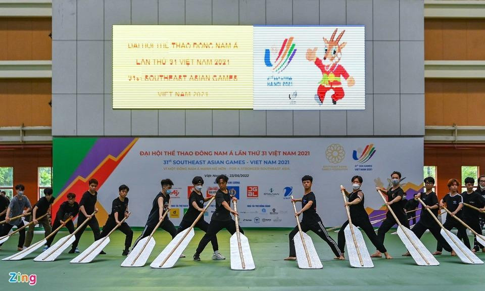 Có tổng cộng 4 bài múa trong lễ khai mạc. Bài múa chèo thuyền được trình diễn đầu tiên. Trên nền nhạc hùng tráng, bài múa mang tới hình ảnh biểu tượng cho sự mạnh mẽ. Có tổng cộng 4 bài múa trong lễ khai mạc. Bài múa chèo thuyền được trình diễn đầu tiên. Trên nền nhạc hùng tráng, bài múa mang tới hình ảnh biểu tượng cho sự mạnh mẽ.