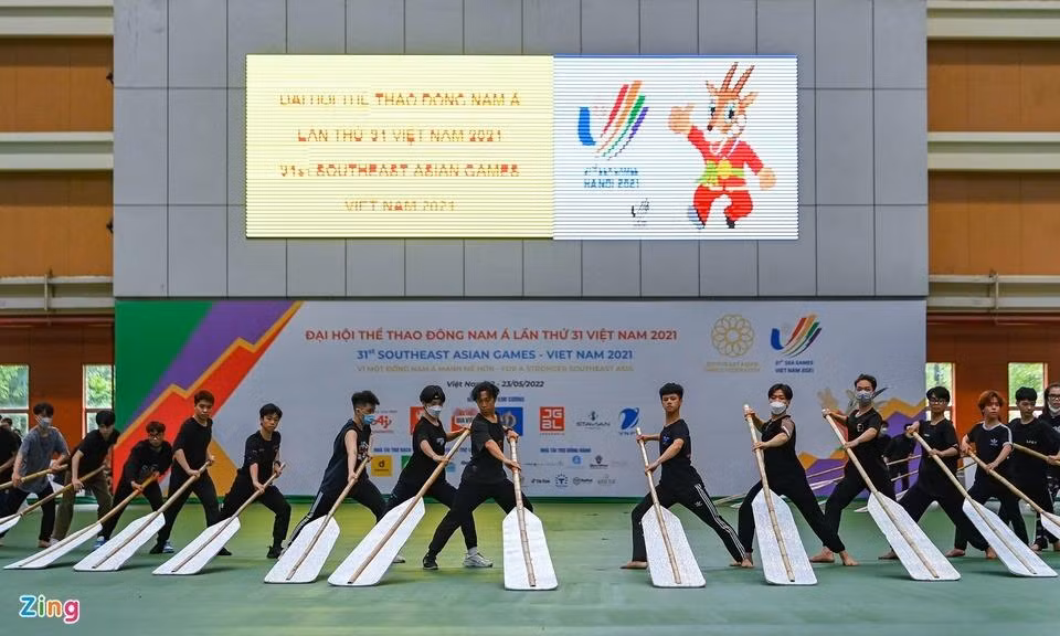Có tổng cộng 4 bài múa trong lễ khai mạc. Bài múa chèo thuyền được trình diễn đầu tiên. Trên nền nhạc hùng tráng, bài múa mang tới hình ảnh biểu tượng cho sự mạnh mẽ.