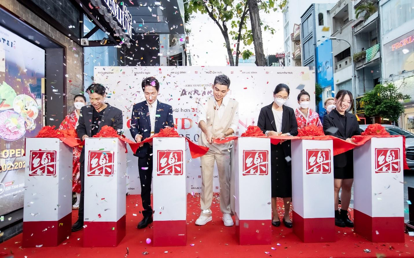 Nghệ sĩ Jun Phạm cùng Ban Giám Đốc Anrakutei cắt băng khánh thành mừng kỷ niệm 1 năm khai trương Nghệ sĩ Jun Phạm cùng Ban Giám Đốc Anrakutei cắt băng khánh thành mừng kỷ niệm 1 năm khai trương