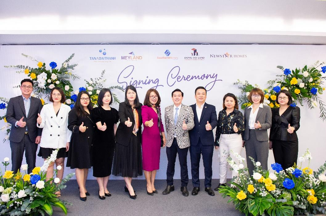 Đội ngũ lãnh đạo NewstarHomes chụp ảnh lưu niệm cùng các đại diện chủ đầu tư Tân Á Đại Thành – Meyland tại sự kiện ký kết hợp tác chiến lược năm 2022